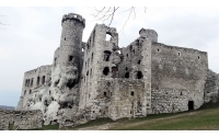  <span style='color:#000000'>ЗАМОК В ОГРОДЗИНЦЕ<br />В те времена замком владел старый рыцарский род  (династия)  Влодков (Włodków herbu Sulima).После того, как в 1241 году град был разорен и сожжен татарами, Влодкове построили  новый замок из камня в готическом стиле, который, начиная с 1470 года, стал семейной резиденцией.</span>