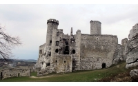  <span style='color:#000000'>ЗАМОК В ОГРОДЗИНЦЕ<br />В те времена замком владел старый рыцарский род  (династия)  Влодков (Włodków herbu Sulima).После того, как в 1241 году град был разорен и сожжен татарами, Влодкове построили  новый замок из камня в готическом стиле, который, начиная с 1470 года, стал семейной резиденцией.</span>
