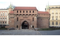  <span style='color:#000000'>БАРБАКАН<br />Барбакан (конец XV в.), наиболее впечатляющая часть сохранившихся укреплений Кракова, один из немногих такого типа, существующих в Европе, прежде был соединен шеей с городскими стенами. </span>